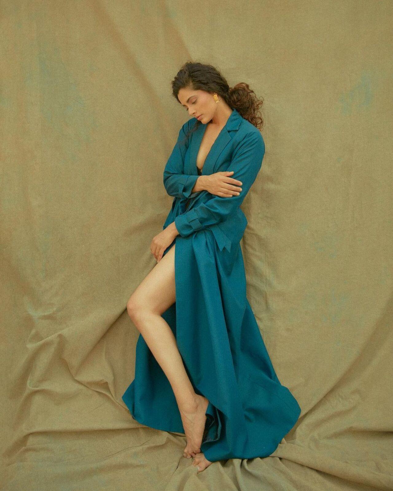 The actress posed for a candid picture. She exuded contentment through her mesmerising look