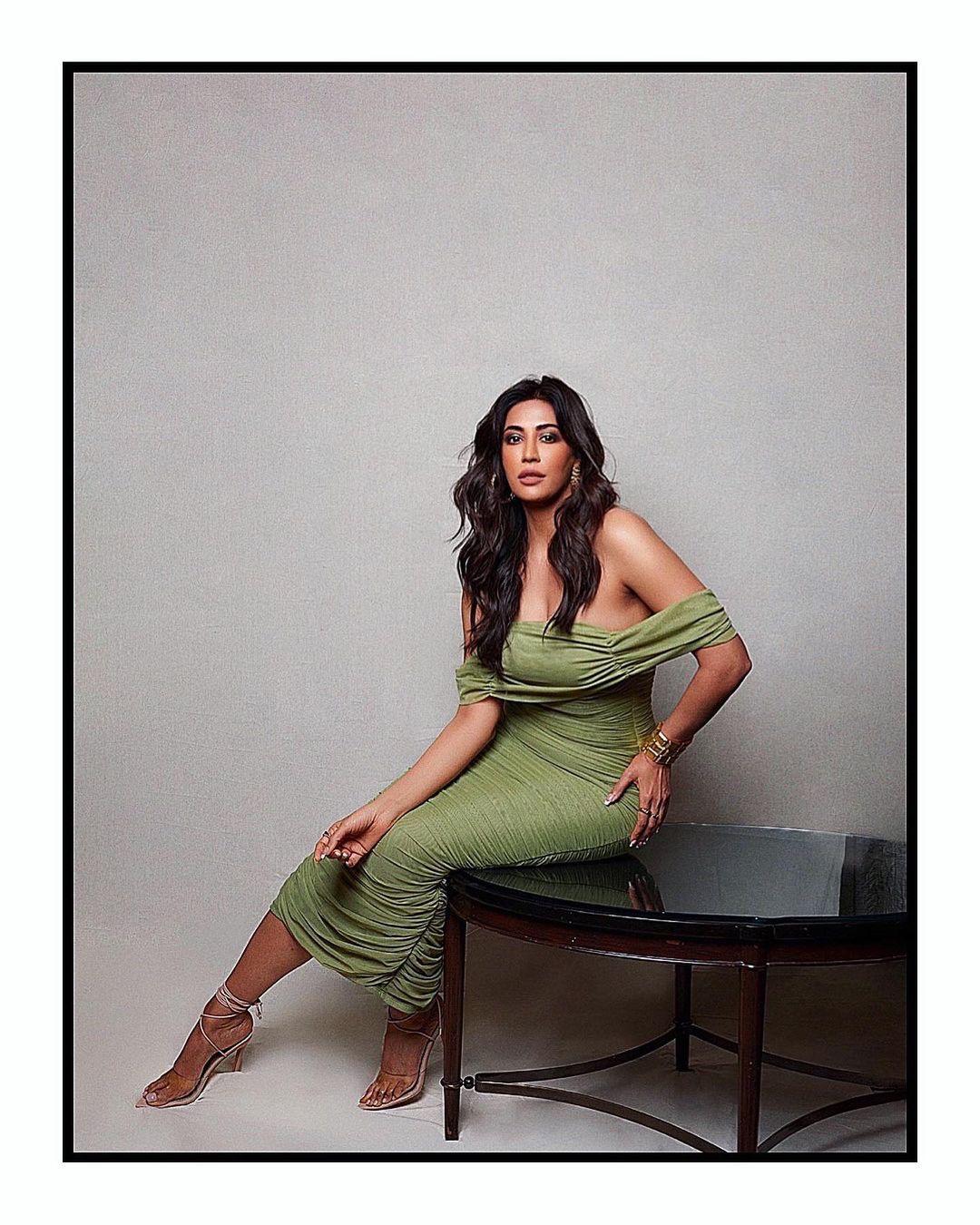 The choice of a bodycon dress emphasized her figure while the ruched detailing added texture and depth to the ensemble.