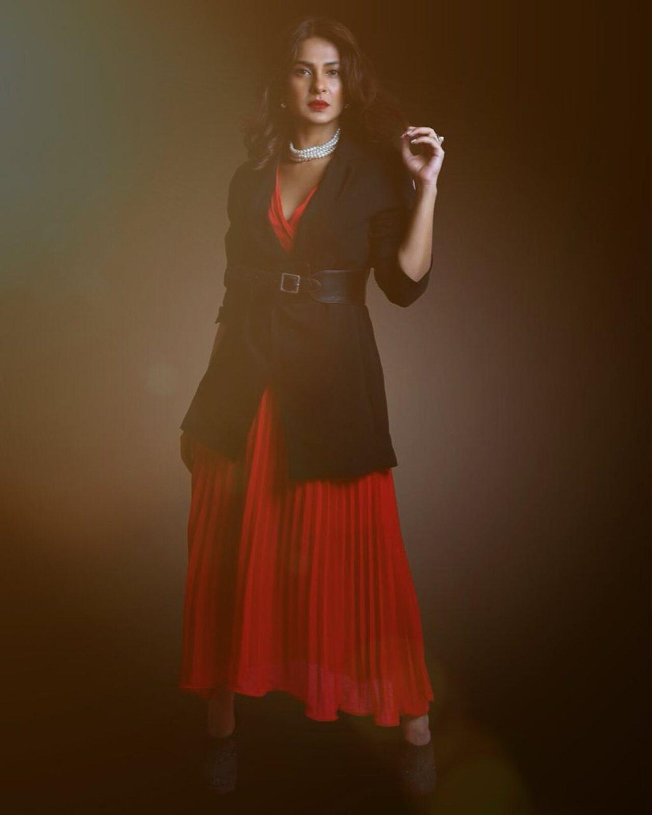 For this look, Jennifer opted for a hot red dress and paired it with a black overcoat. The bold look exuded confidence