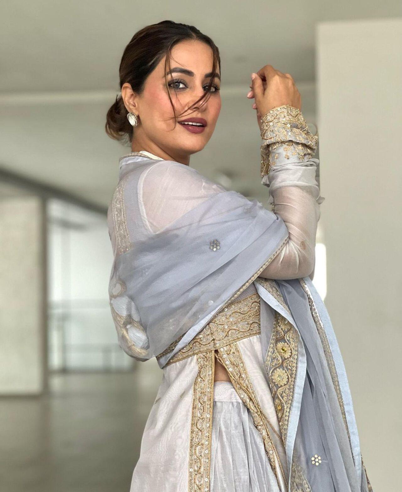 Hina wore a stunning white choker set which complemented her look