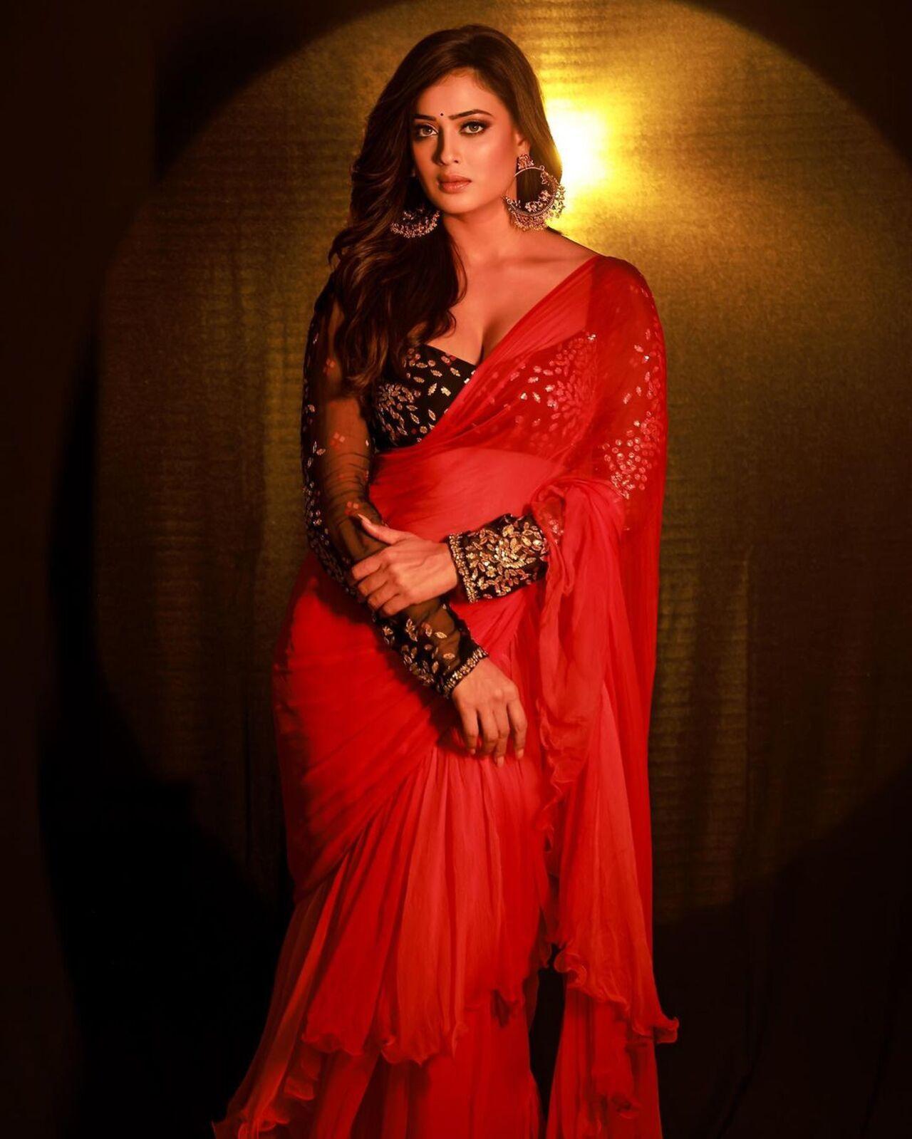 Shweta looked hotter than fire as she opted for a bold red saree paired with a black blouse