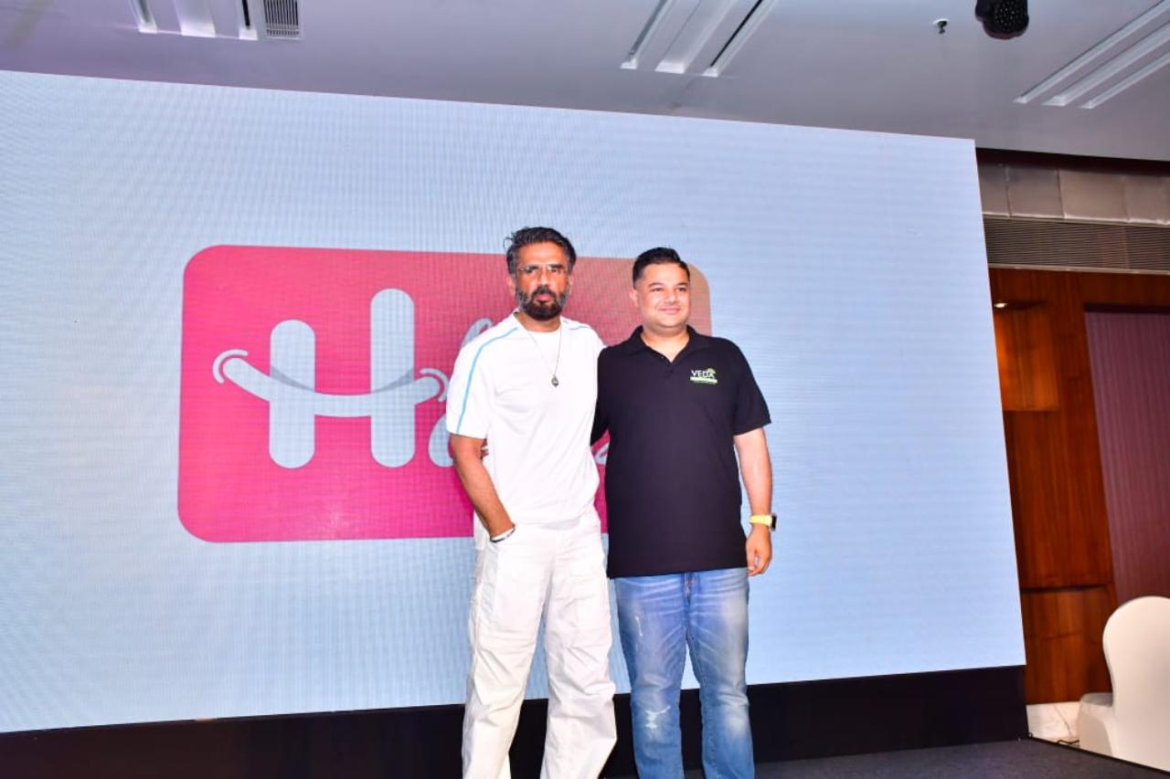 Suniel Shetty sported a cool look in his all-white outfit, the monotony broken by a single blue stripe. He has previously also launched a food delivery app called 'Waayu'