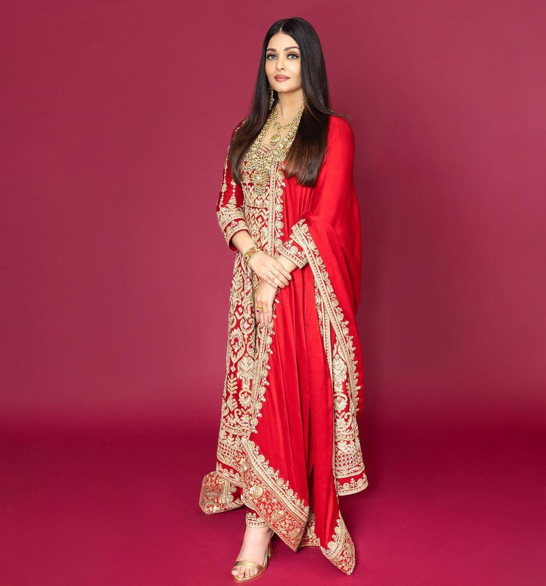 It came with a kurta, well-fitting trousers and a dupatta. The whole kurta was meticulously stitched in gold thread. There were also gold embellishments on the hem of the trousers. The border of the dupatta is also beautifully stitched.