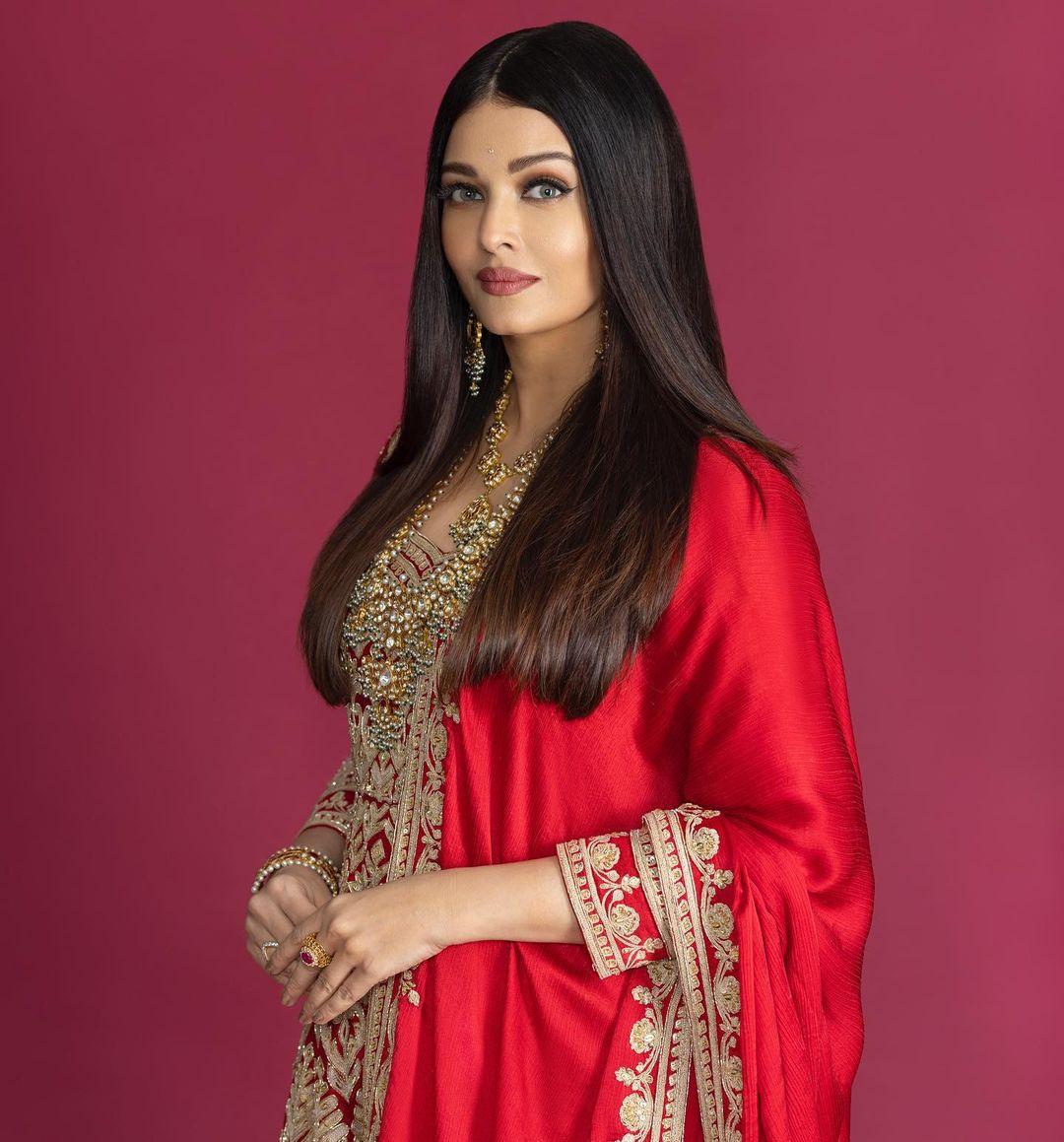 Aishwarya looked stunning in a crimson anarkali gown