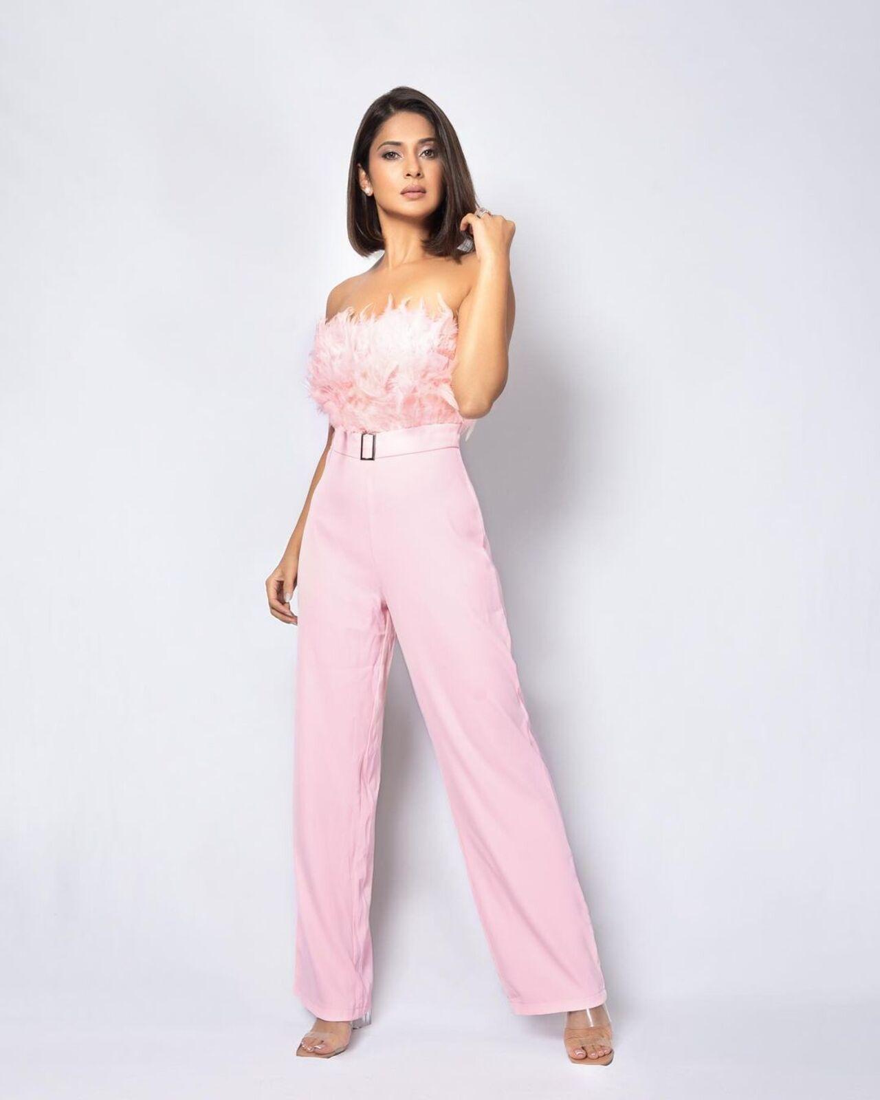 For one of her photoshoots, Jennifer Winget opted for a stunning pink-on-pink outfit