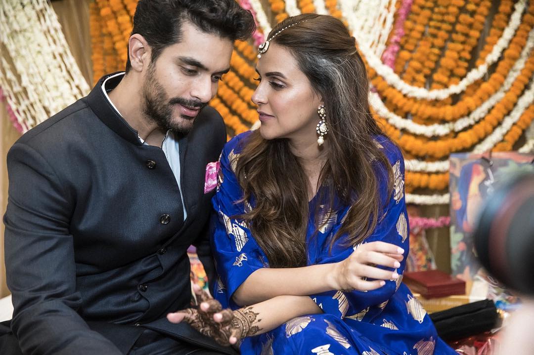 The beginning of their wedding celebrations was marked by a vibrant mehandi ceremony held in New Delhi. To match the festive atmosphere, the bride made a tasteful selection, opting for a fuss-free cobalt blue attire designed by Masaba.