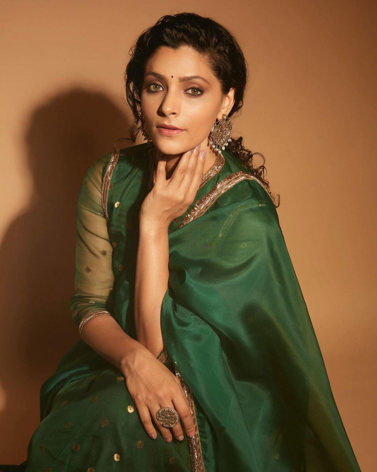 Saiyami, for this look, opted for minimal jewellery. The black bindi on her forehead complemented her entire appearance
