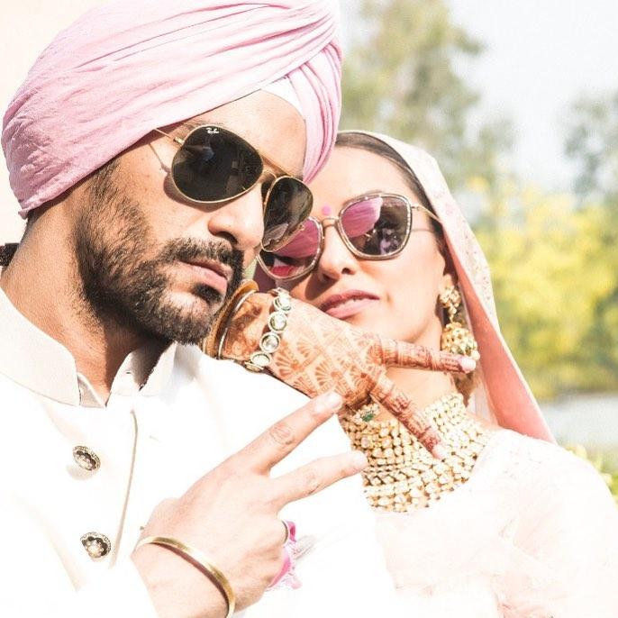 Angad Bedi, in harmonious synchrony with his bride, donned a white sherwani. But what made the gesture even more significant was his choice to complement Neha's attire by opting for a pink turban.