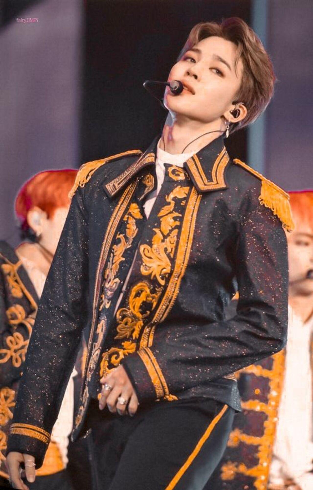 Who can forget these iconic BTS stage outfits with which they opened their 'Love Yourself' tour and performed 'Idol'? Black, gold and all glitter - a perfect ensemble for charismatic Jimin!