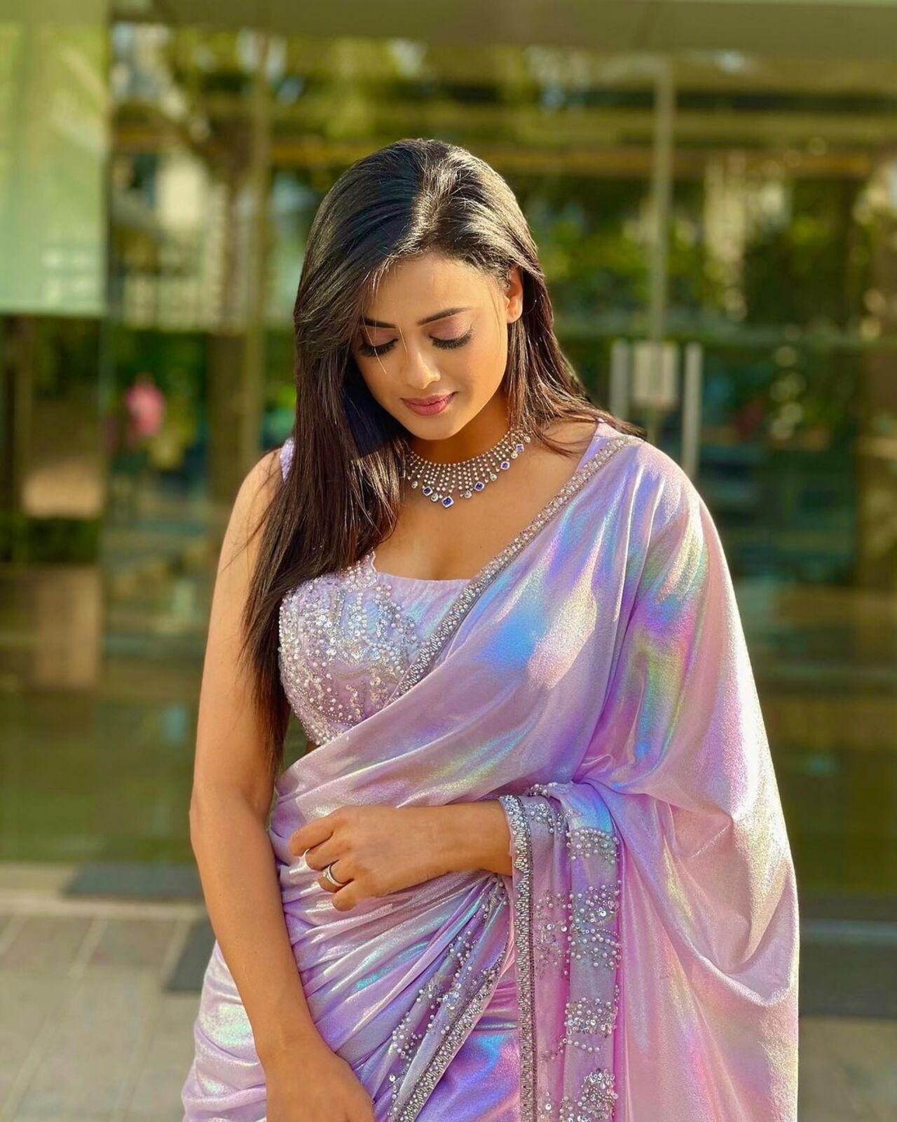 For this look, Shweta Tiwari gracefully donned a mesmerizing multicoloured embroidered saree