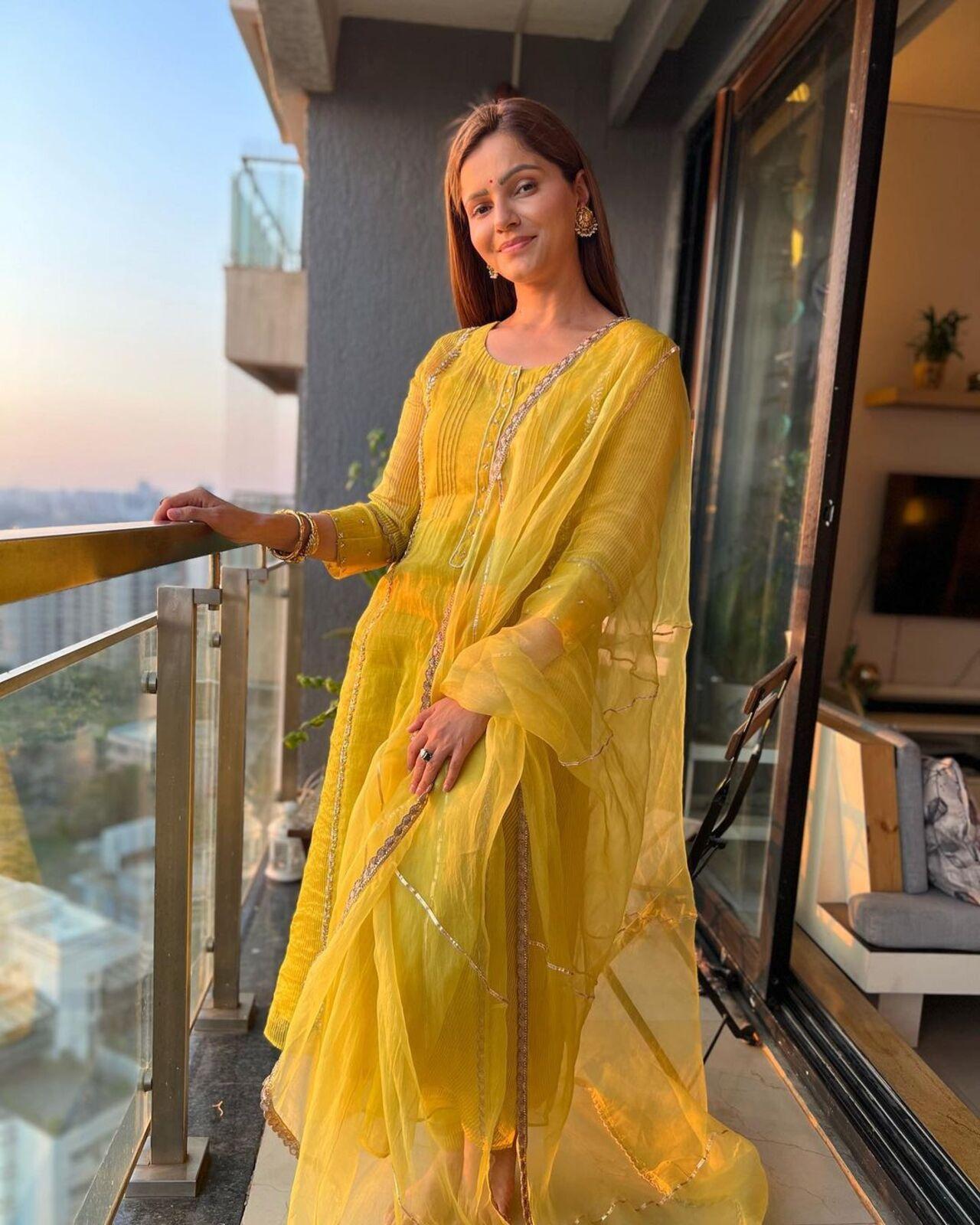 The actress donned a stunning yellow kurta set that was perfectly accentuated by her golden earrings. Her no-makeup look exuded confidence