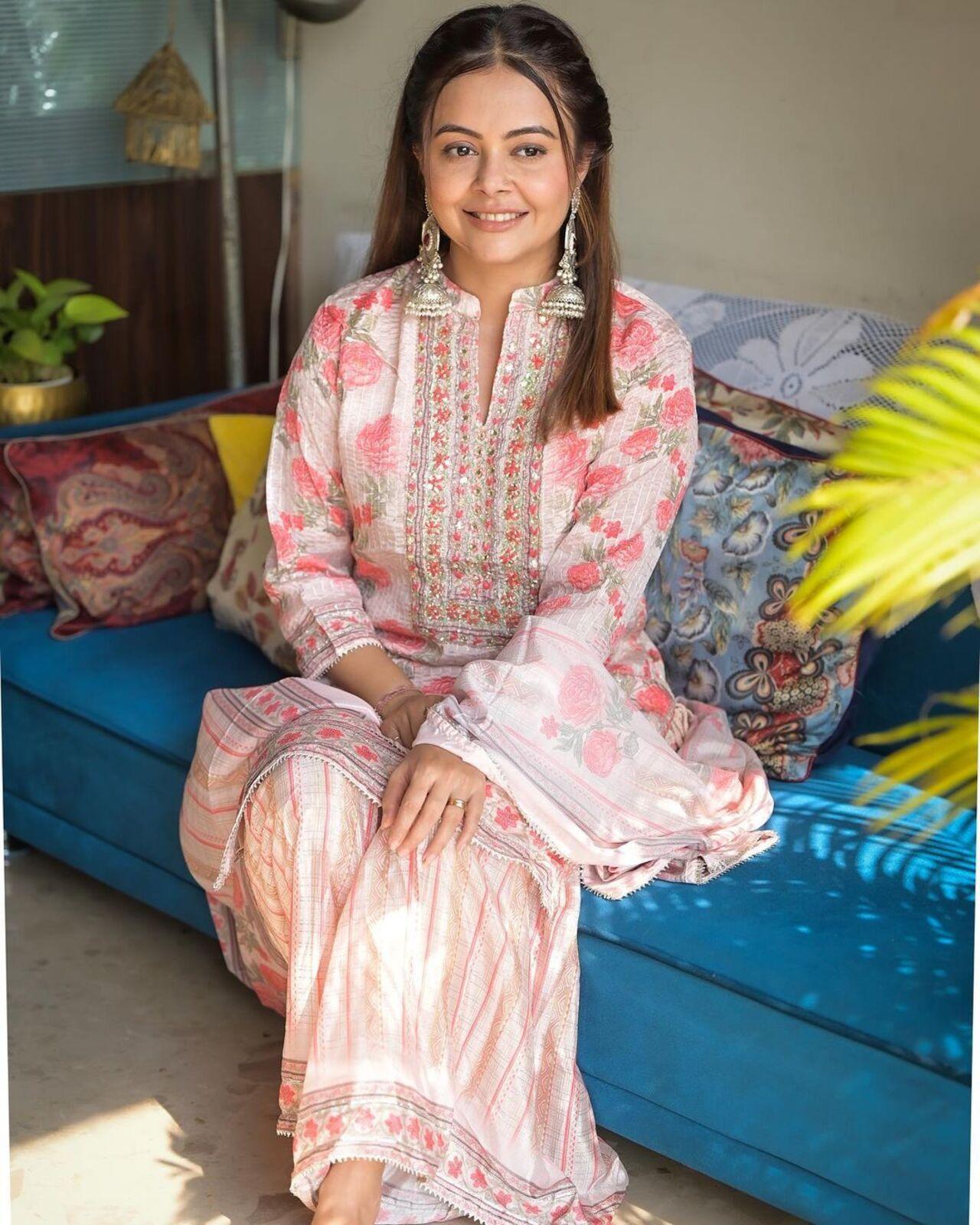 The actress left her hair half open while her simple makeup and lovely smile emitted a radiant glow