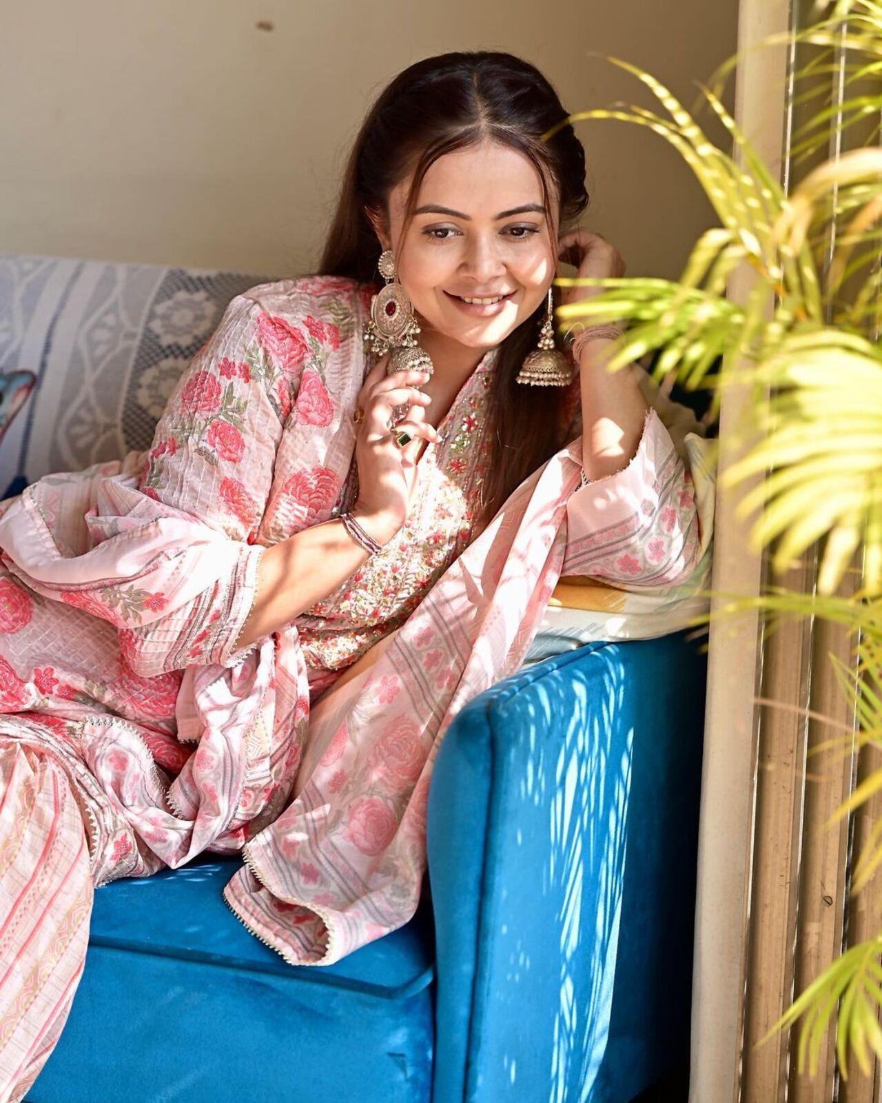 Devoleena can be seen in a pink printed kurta set by Scakhi. She wore a pair of big intricate jhumkas to match her outfit