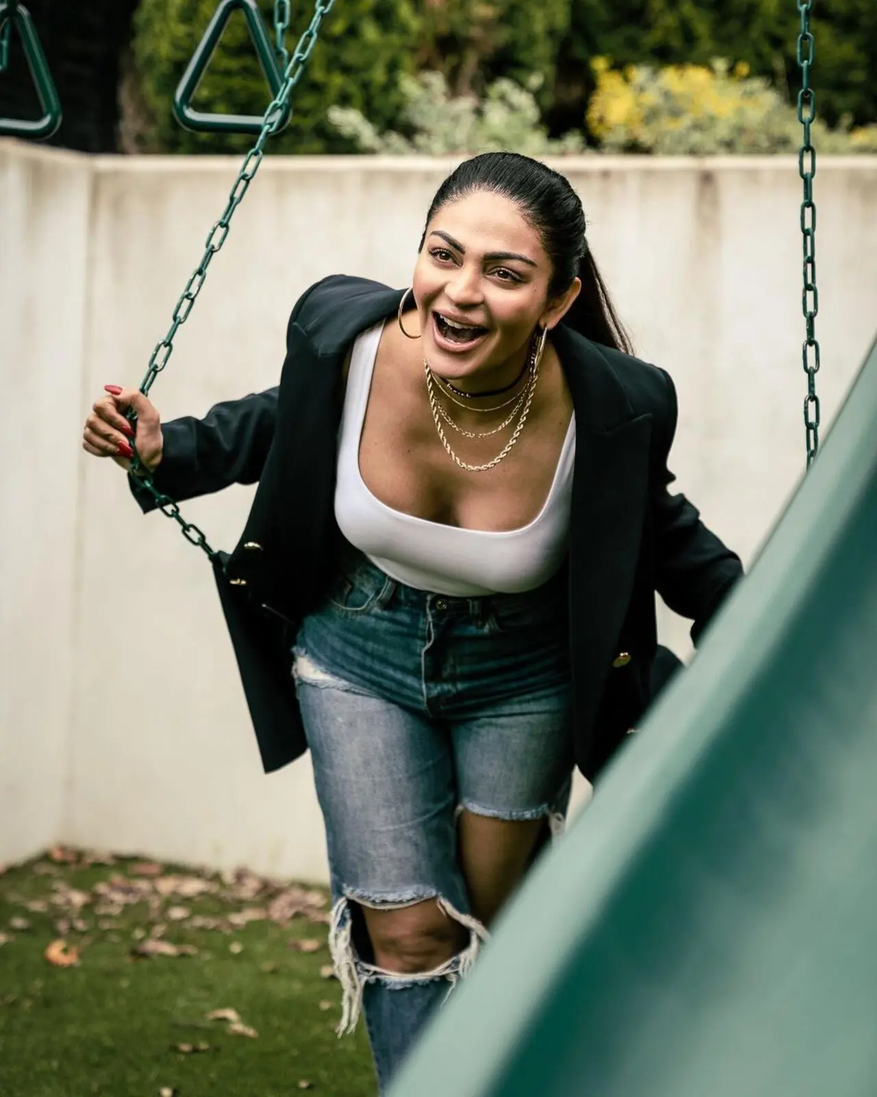 In this picture, Neeru could be seen channelising her inner child as she enjoyed her time on a swing in a comfy outfit