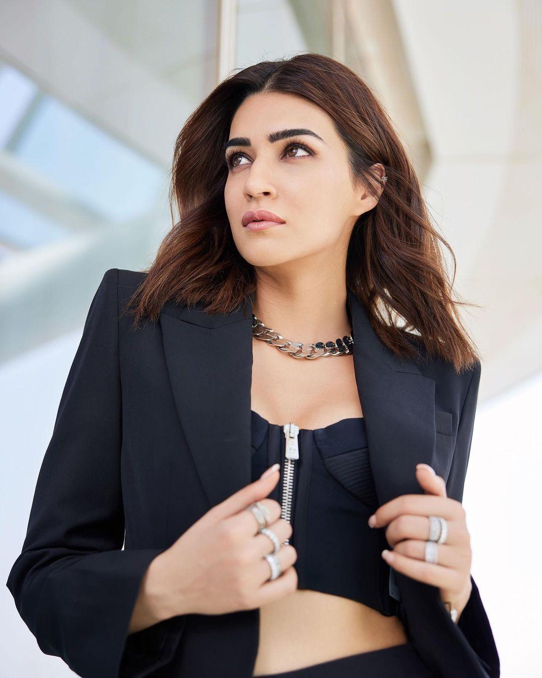In this particular look, she exuded an air of sophistication and trendiness as she confidently sported bell-bottom styled pants, a chic crop top, and a tailored blazer layered atop.