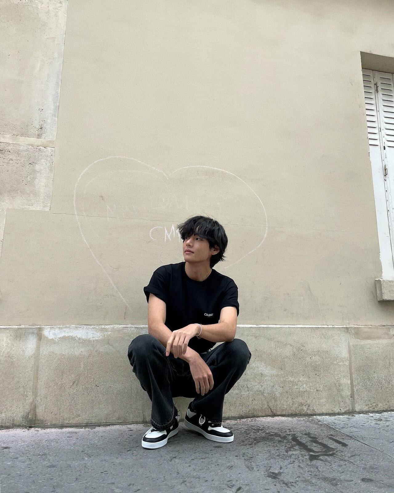 Taehyung sure seemed to have a lot of fun wandering Paris solo. He showed off his classy fit on the sidewalks on the city. Is it a coincidence that he posed in front of a heart graffiti? Because we sure 'heart' this outfit!