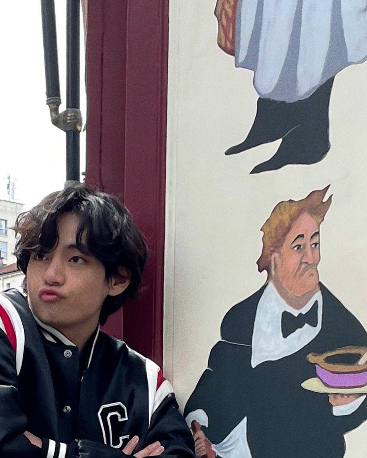 Wherever Taehyung goes, dorkiness follows. We say V pulled off the expression better than the illustration (but then again, we are biased)