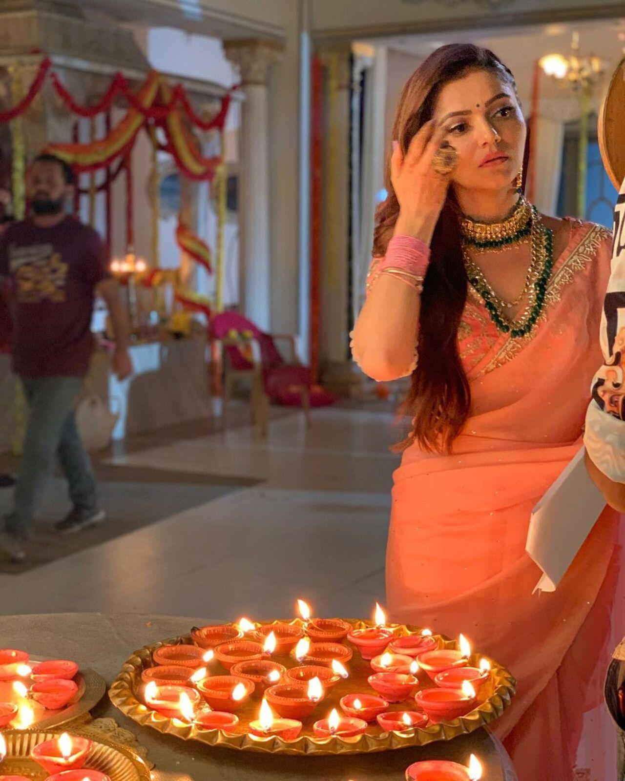 In this picture from the sets of  Shakti- Astitva ke Ahsaas ki,  Rubina wore a simple peach saree. She accessorised her saree with a green necklace and matching bangles that perfectly complemented her outfit