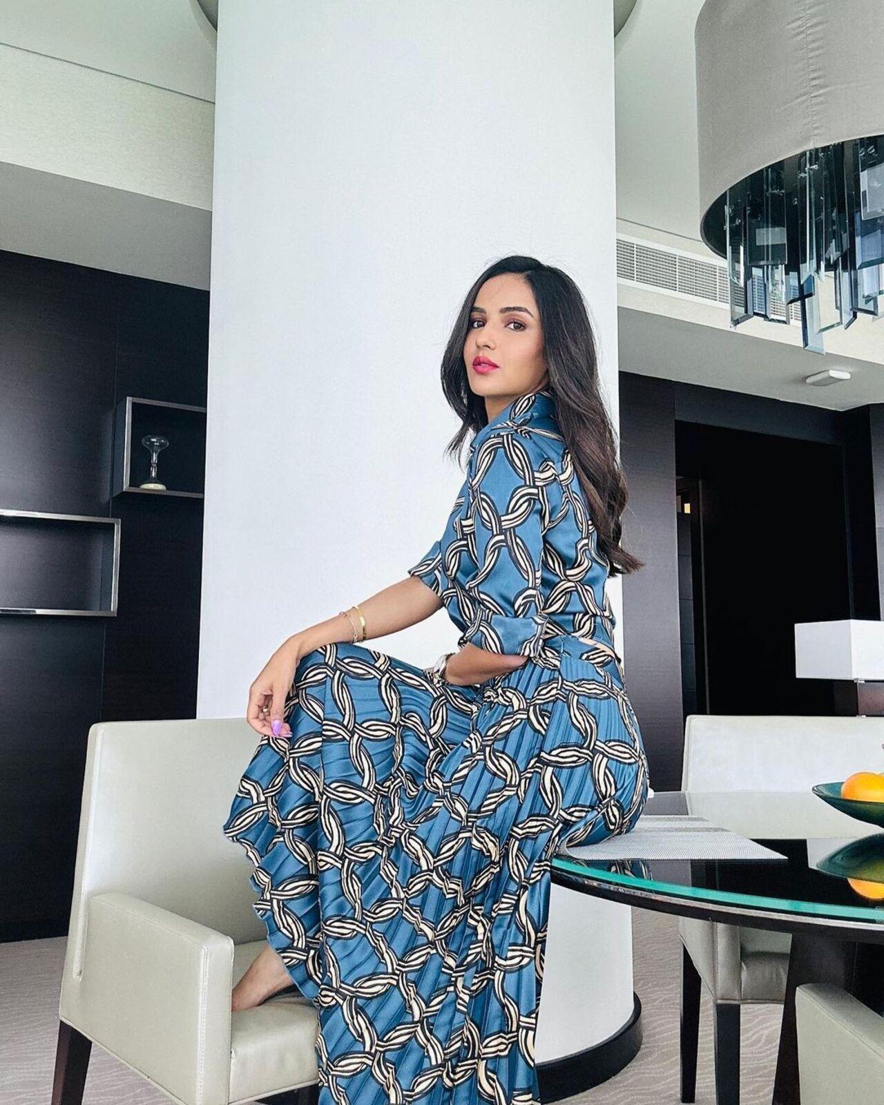 For this look, Jasmine Bhasin chose a beautiful blue printed outfit