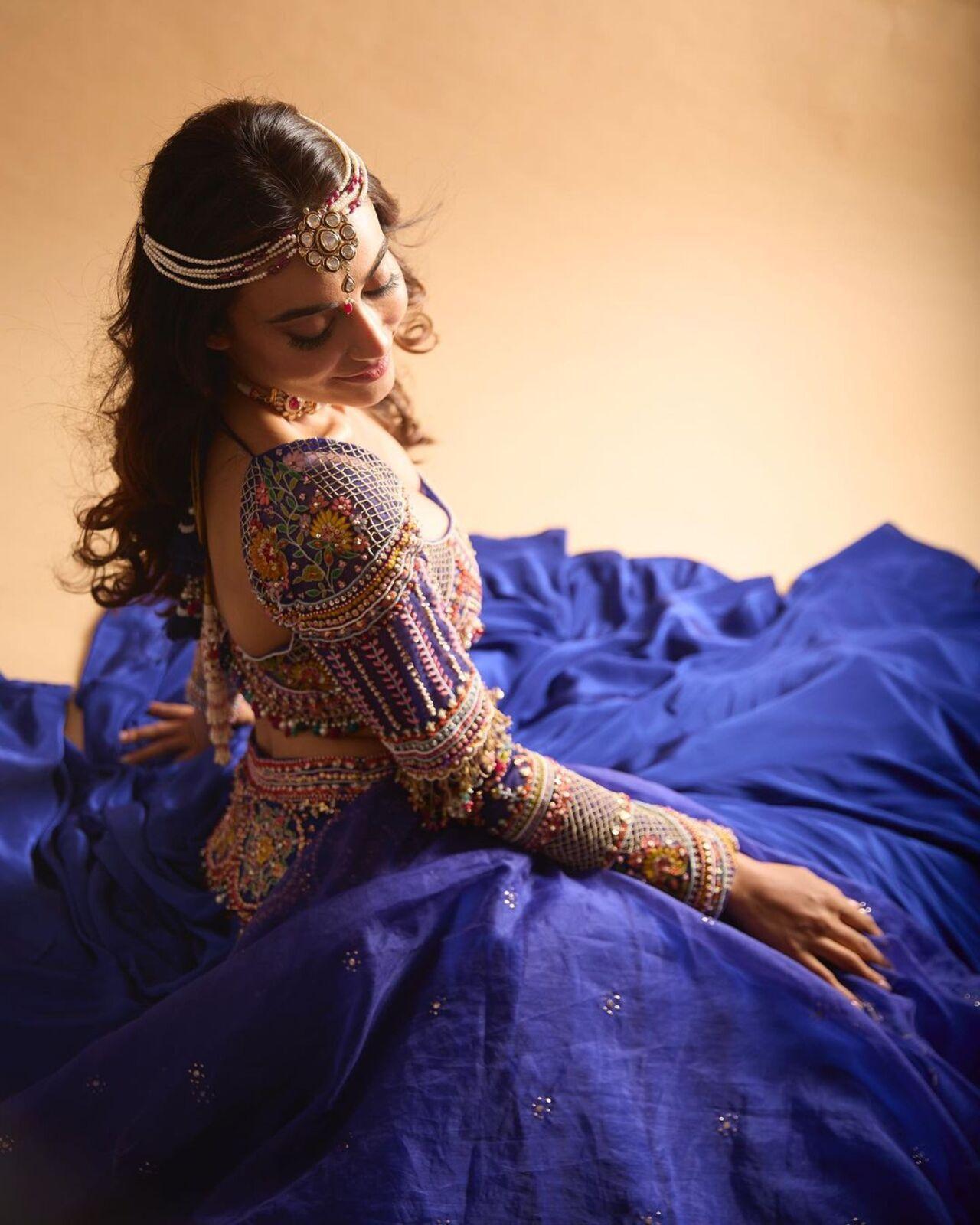 Surbhi Jyoti donned a stunning blue ghagra adorned with intricate embroidery paired with a modern twist – a dupatta-free ensemble