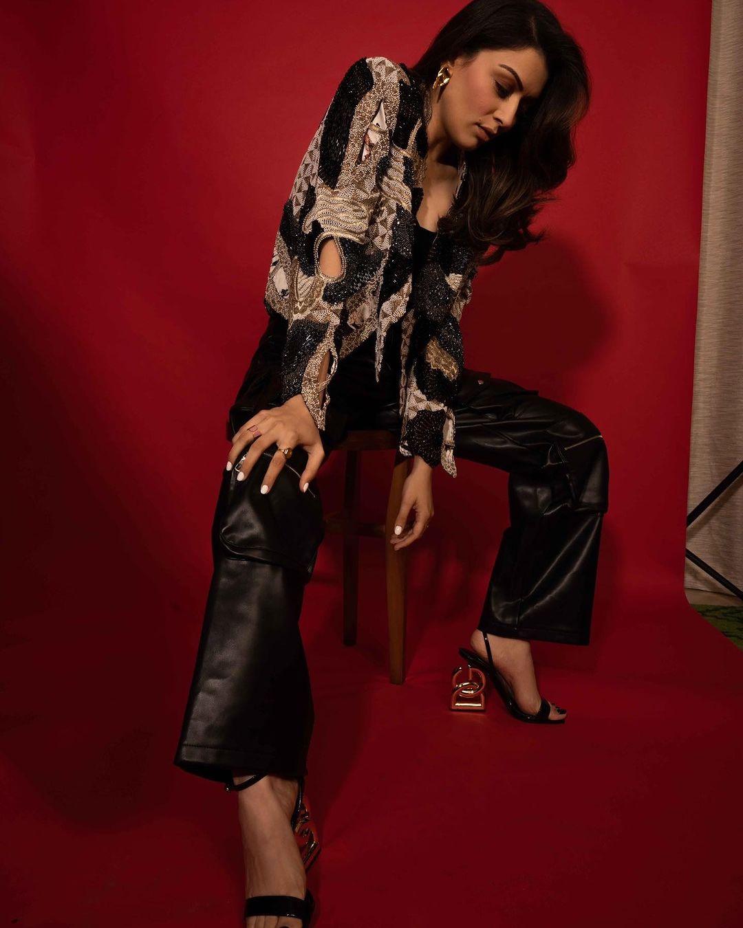 The jacket is a full sleeve one that is adorned with intricate patterns!