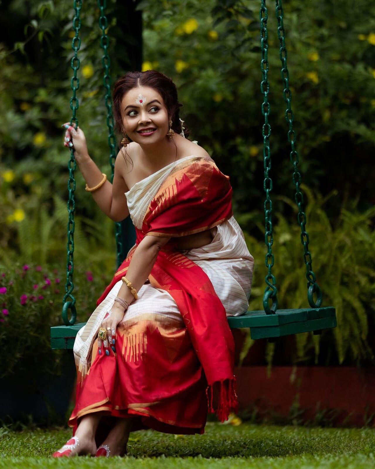 Devoleena styled herself in a traditional Bengali avatar. Her gold accessories, hair with gajra, and her white and red bindi complemented the look. The intricate patterns painted on her feet, strikingly bold eyes and red lips rounded her gorgeous look