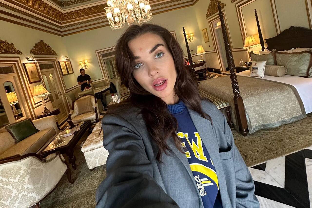 In this selfie, Amy looked stunning as she clicked the picture in her hotel room