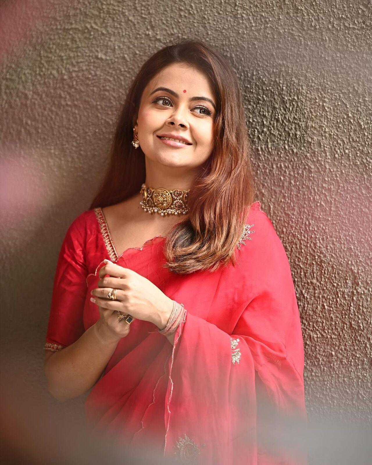 The actress wore a heavy choker and studs as she completed her look with nude makeup. The inclusion of a red bindi enhanced her overall look