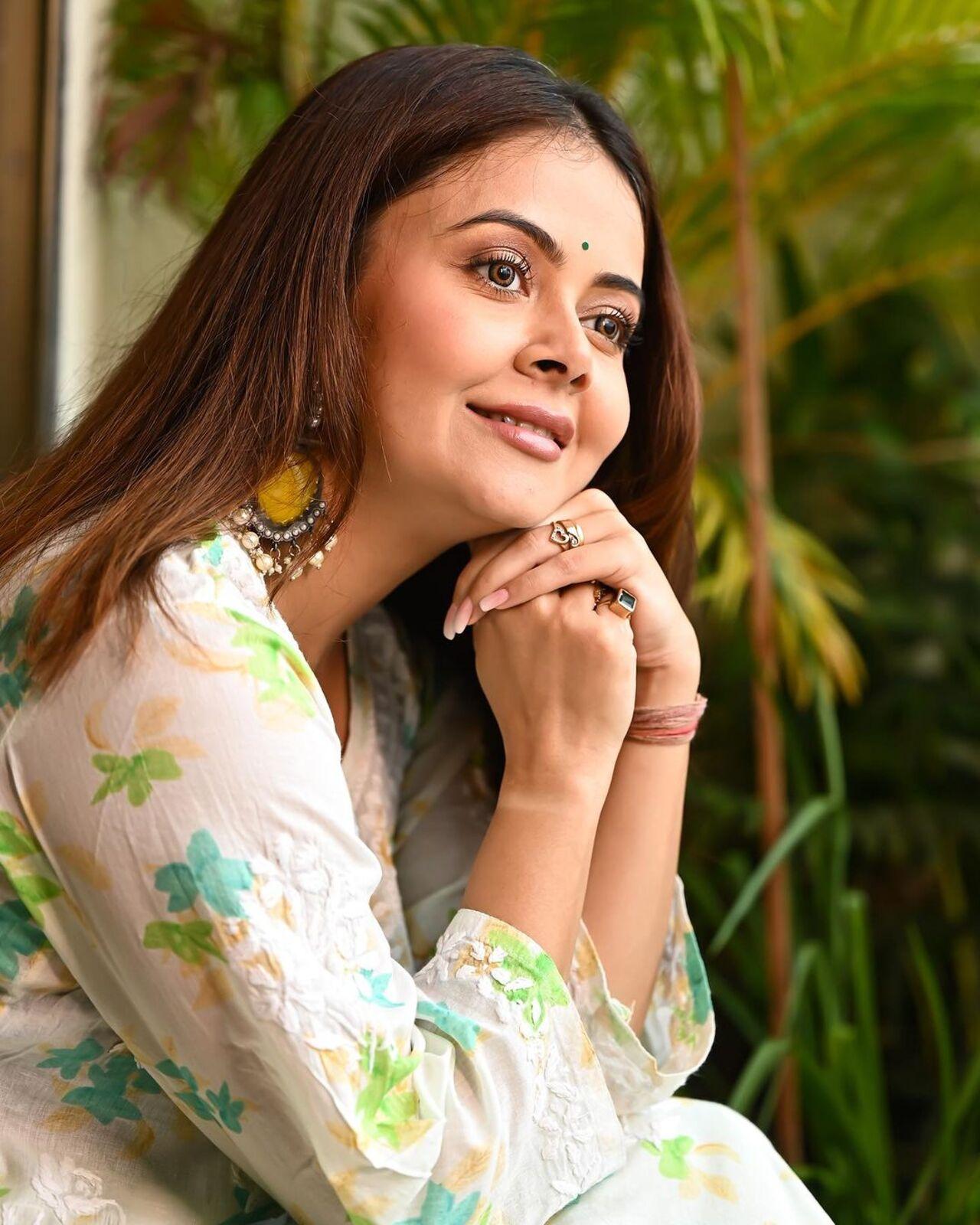 The actress combined this lovely chikankari outfit with contrasting yellow stone earrings. Her no-makeup look exuded confidence