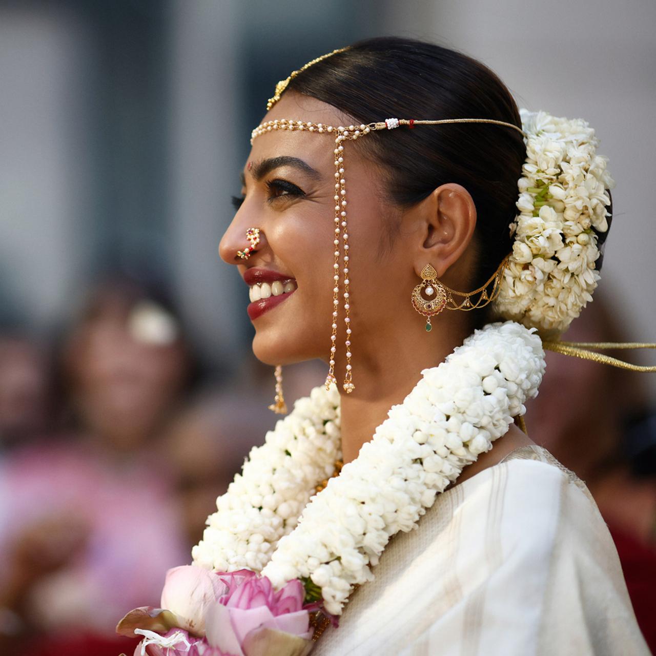 Radhika Apte looks like the perfect 'Marathi mulgi' is her traditional gold jewellery, garland and gajra. The 'nath' (nosering) caps it off!