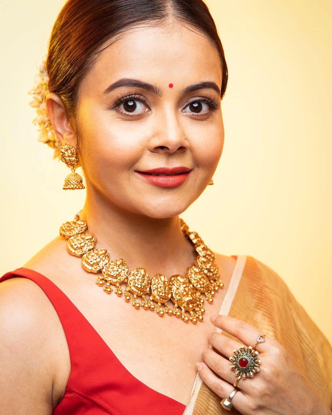 Devoleena completed her look with a golden choker and jhumkas