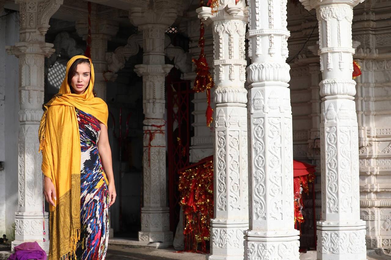 This is one of the cutest pictures from the couple's trip to Rajasthan. Amy in this picture channelised her desi side as she put a dupatta around her head
