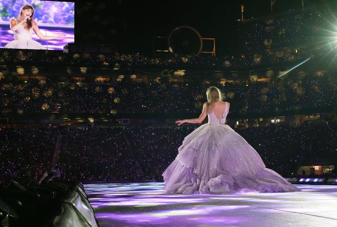 As she sang her melodies and shared her stories, the gown seemed to hold a conversation of its own with the audience, whispering secrets of glamour and sophistication. 