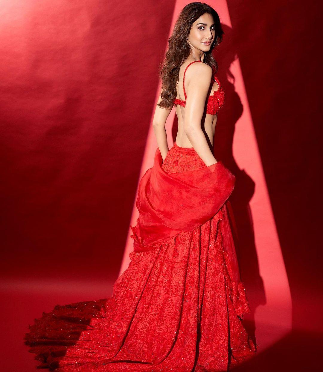 She rocked this jaw-dropping crimson lehenga that had everyone's eyes glued to her. Vaani went for this scarlet look with a deep v-neck bralette that had these delicate floral lace details.