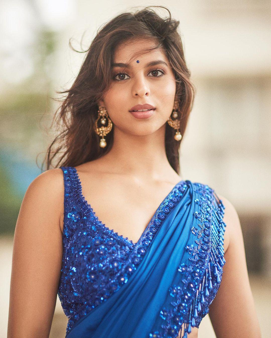 Leaving her hair open, Suhana added a sense of effortless beauty and charm to her overall 
