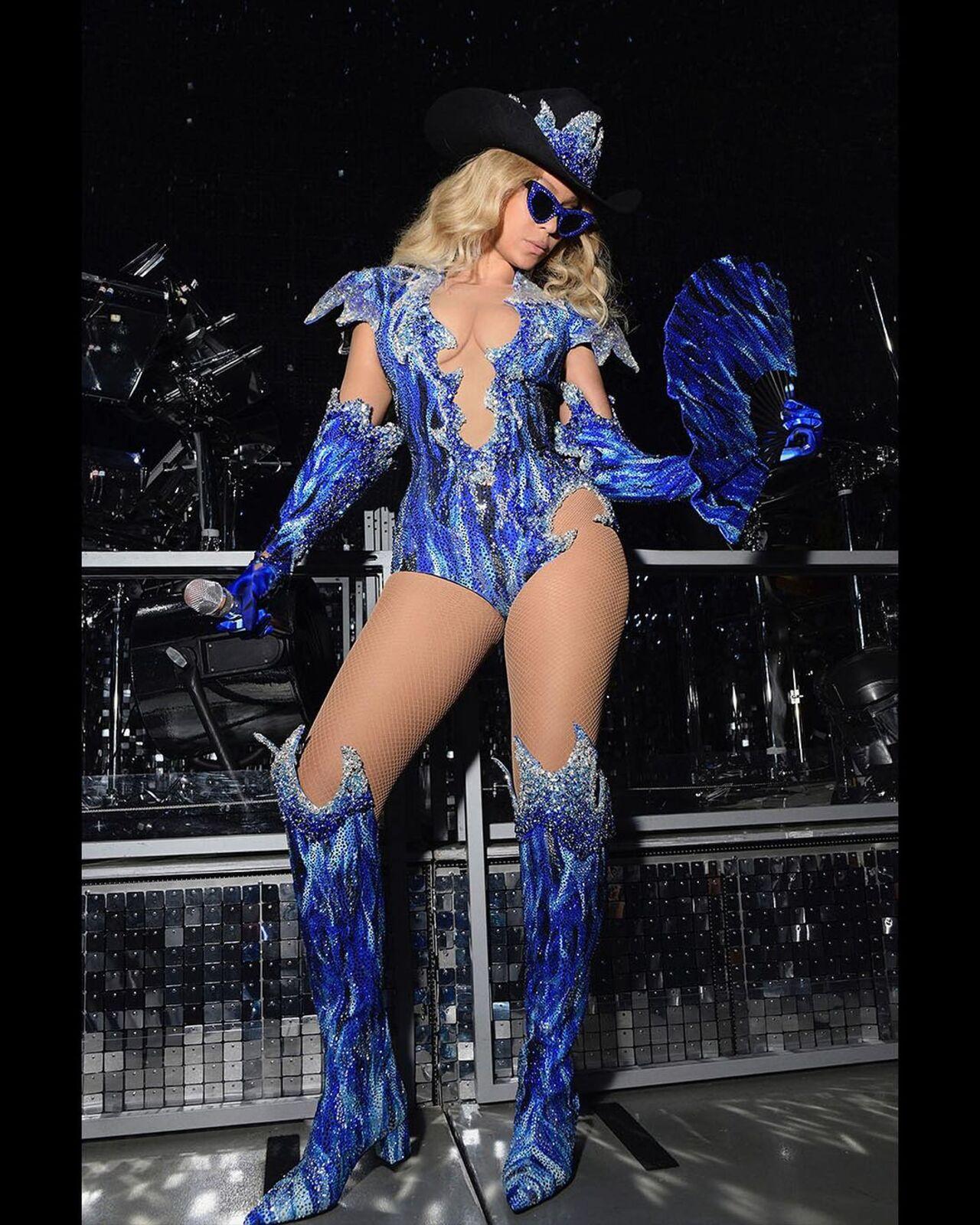 Beyonce doesn't shy away from turning heads, that's for sure! Take a look at this ocean design-inspired ombre blue outfit features hues of sky blue, navy blue, deep indigo and ultrmarine. And those spiky boots exude unimaginable sass!
