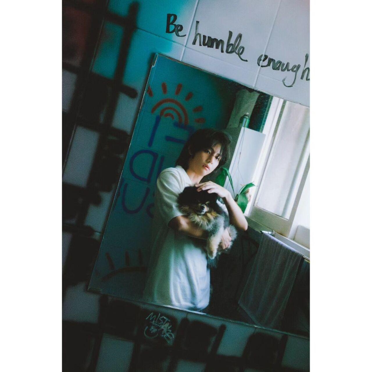 Apart from his heavenly vocals, Taehyung also has distinctive artistic sensibilities and can often be spotted splashing paint onto a canvas - whether in BTS's pandemic reality show 'In The Soop' or their gaming/variety show 'Run! BTS' In this photo, Tae cutely poses with Yeontan and the artwork spotted in the mirror's reflection seems signature V!