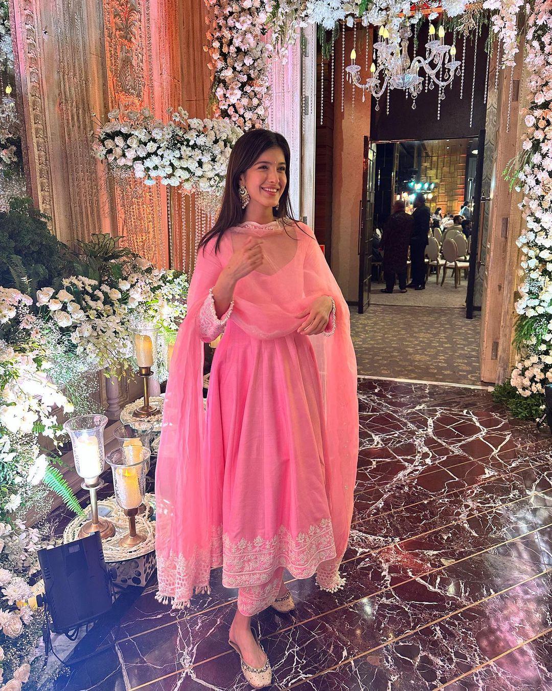 Blushing Beauty! Khushi Kapoor Stunned in a Dreamy Pink Attire