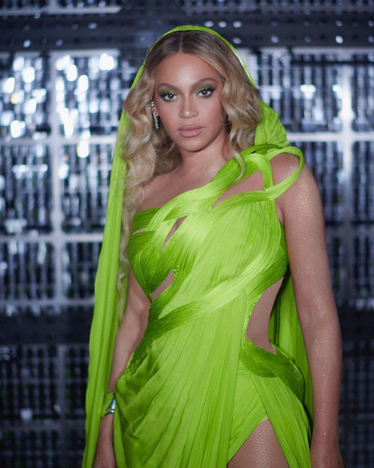 For her Atlanta performance, Beyoncé dazzled in a neon green couture gown by Gaurav Gupta, complete with a high-leg slit and structured bodice. She paired the outfit with matching strappy heels and accentuated it with Tiffany & Co. jewellery