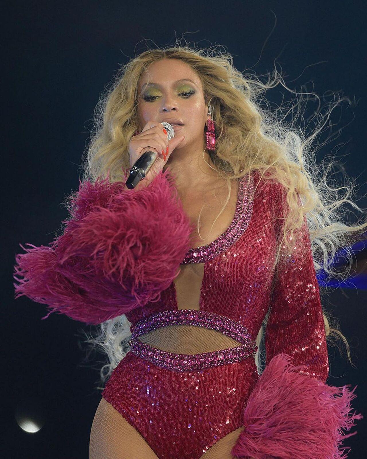 All glitter, some pink and throw in pom-pom style appendages for good measure! Beyonce is the queen of pop as is, and took her title to another level with this Barbiecore stage outfit