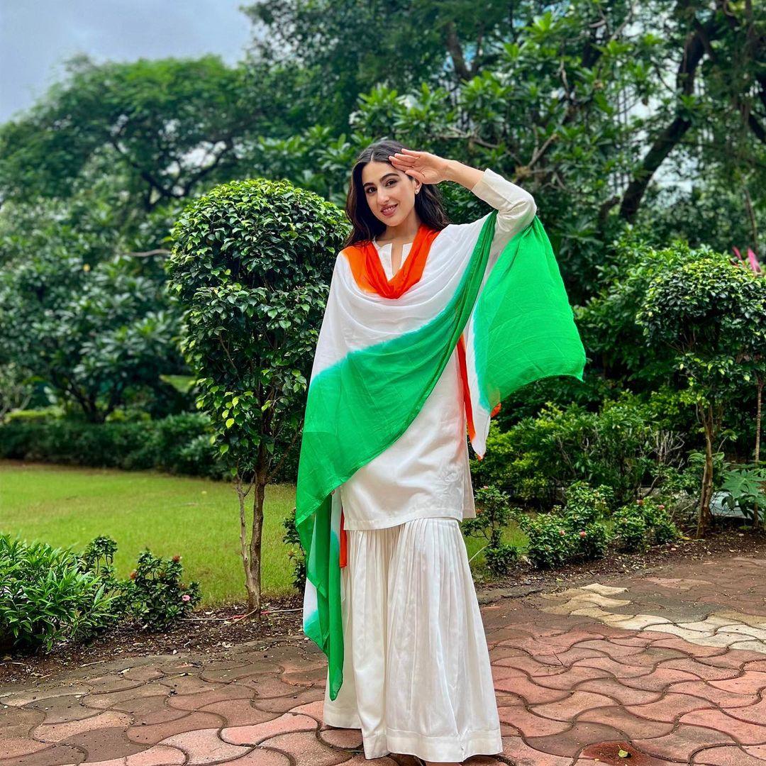 Jacqueline Fernandez wishes fans Independence Day, dresses in white and  green kurta worth Rs. 19K 19 : Bollywood News - Bollywood Hungama