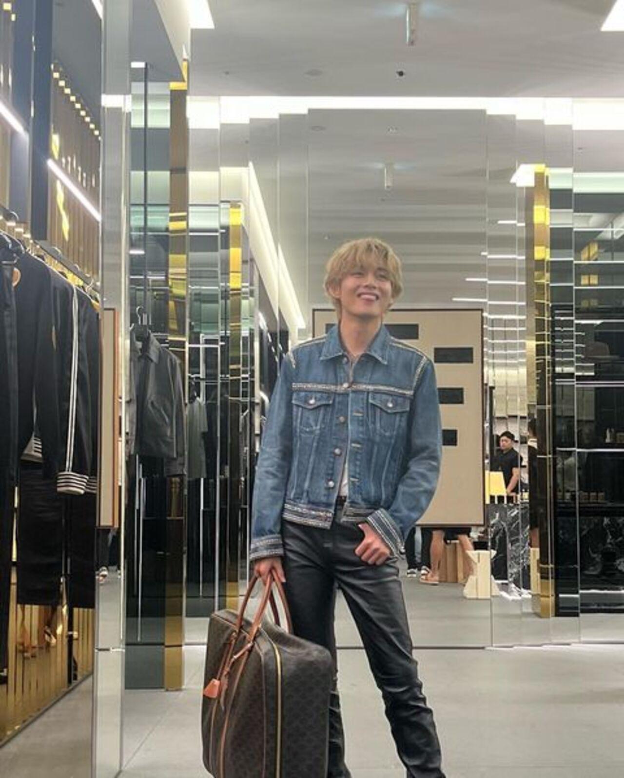 Taehyung unleashed his adorable boxy smile for ARMY once again. He looks totally in his element and ready to go with a designer bag from the luxury label he represents