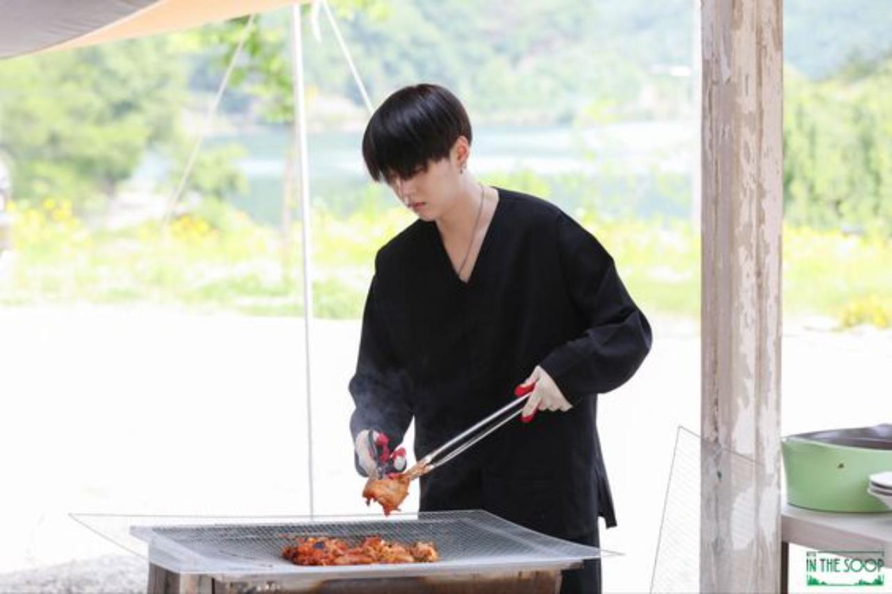 Masterchef Suga returned to cook some delicious, smoky meats on a camping style grill. Yoongi might seem aloof, but no one cares more for the Bangtan members than he does - he braved the eye-watering smoke just to whip up something hearty for the BTS!