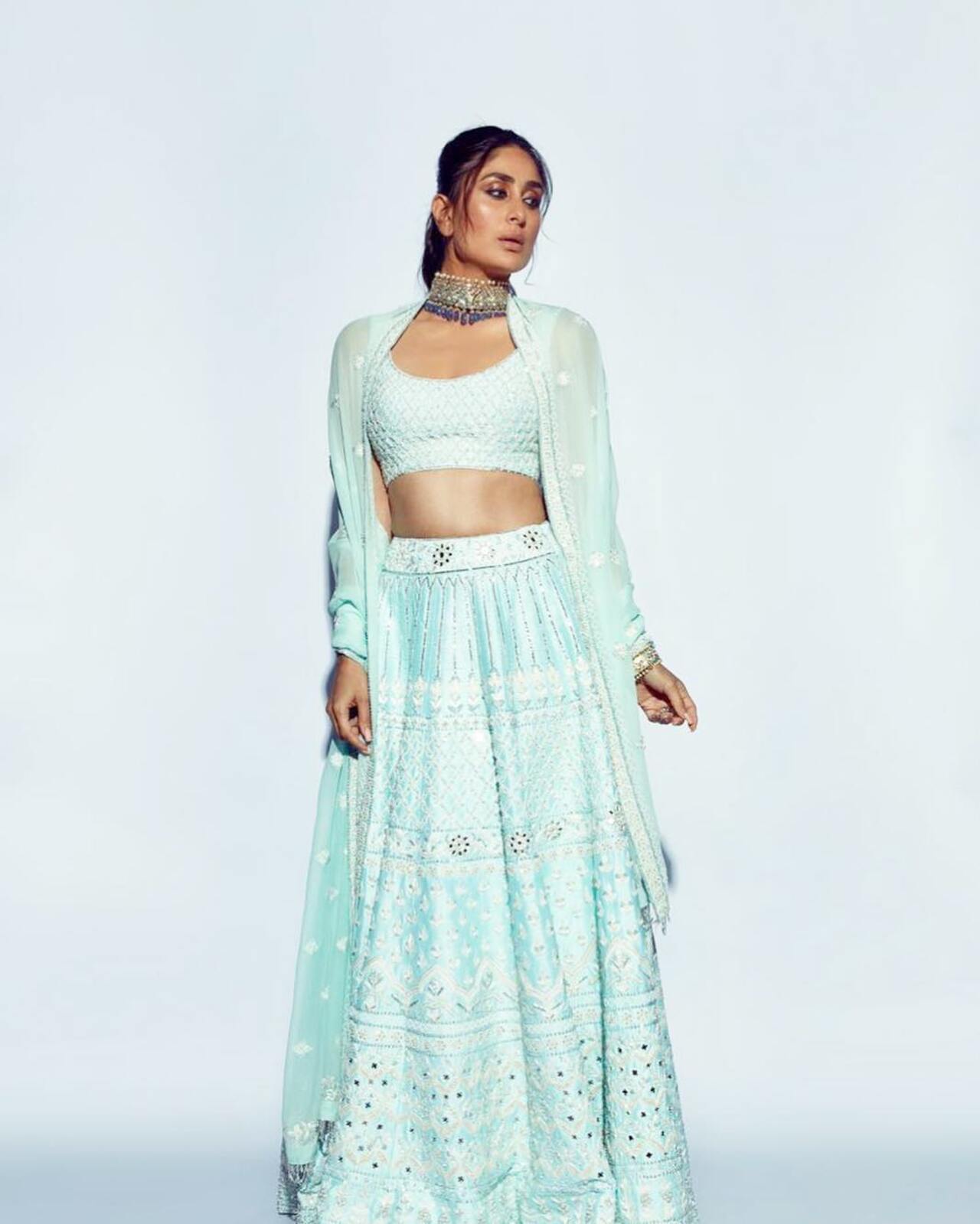 B-town's leading ladies are also leading the way by giving us style hacks on how we can fashion our chikankari outfits for the upcoming festival season. Displaying her sculpted midriff in the pastel blue outfit, Kareena Kapoor accentuated her appearance with a tousled ponytail and a standout choker necklace