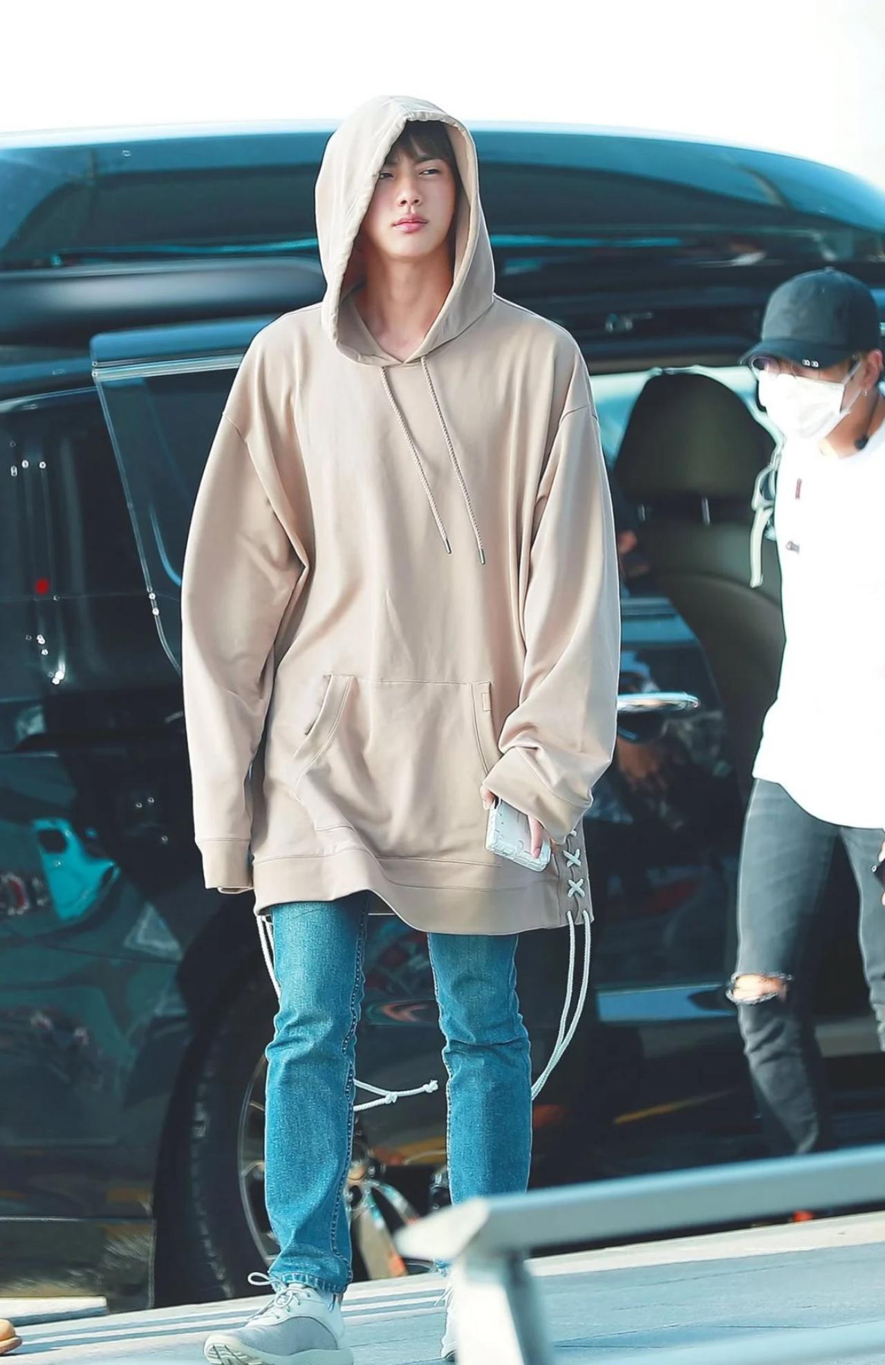 Little coffee bean incoming! Jin looks absolutely adorable in this oversized caramel brown hoodie