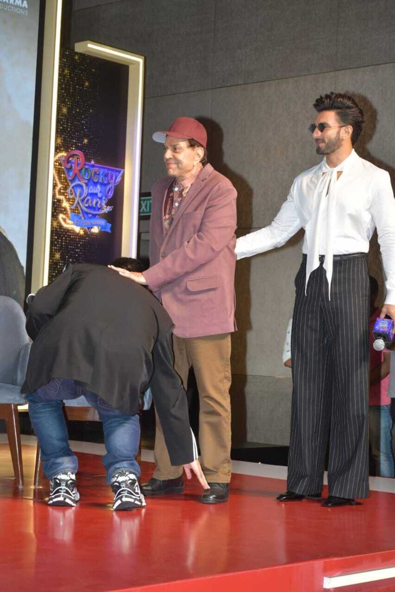 Karan Johar greeted legendary actor Dharmendra by touching his feet as the actor came on stage