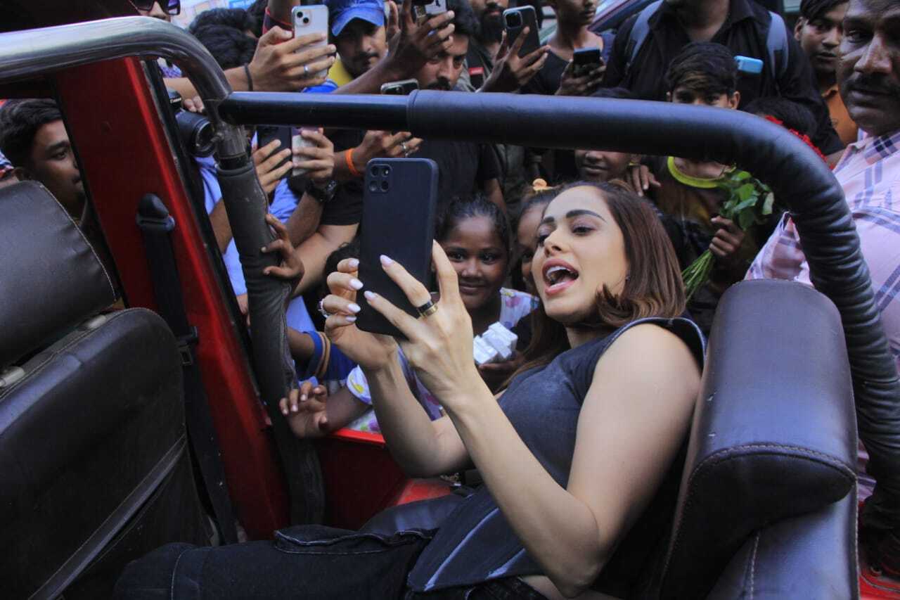 Nushrratt Bharuccha was seen clicking pictures with her fans