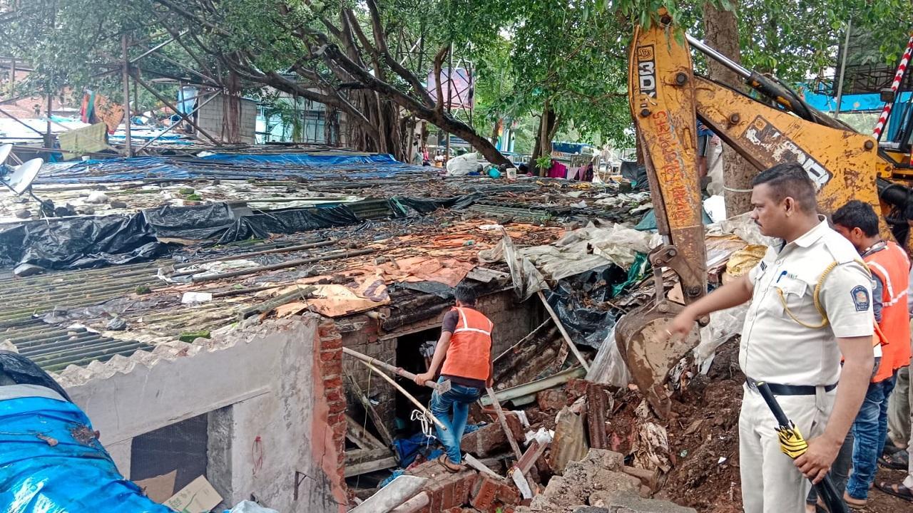 Thane Municipal Corporation demolishes unauthorized shanties along Kalwa Creek