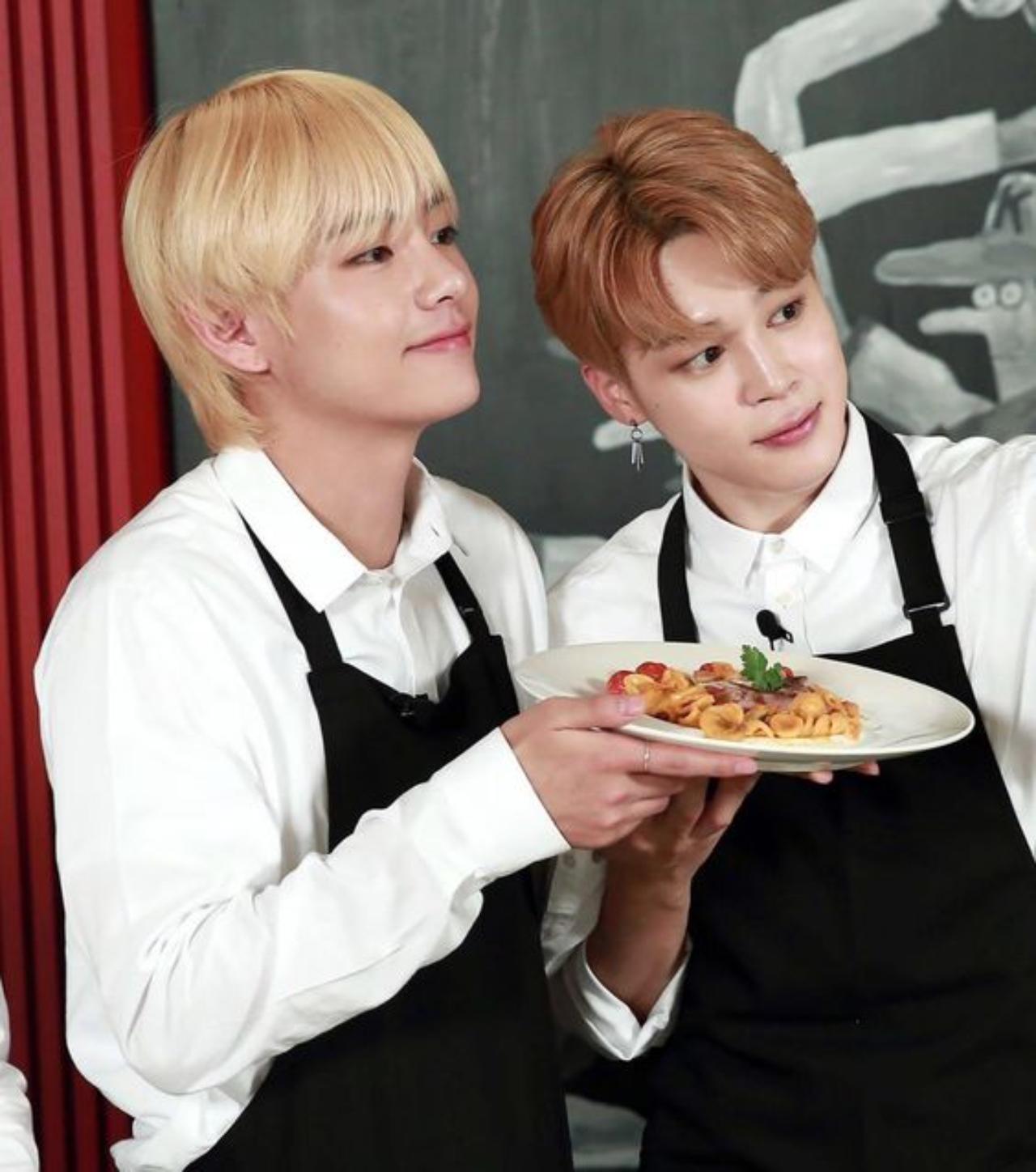 '95 liners Taehyung and Jimin cooked some orochiette pasta. RM accidentally mistook this cute-shaped pasta for garlic - if not for Jin's observant eye, the '95 chingus might not have had a dish to serve at all. Oh, Namjoon
