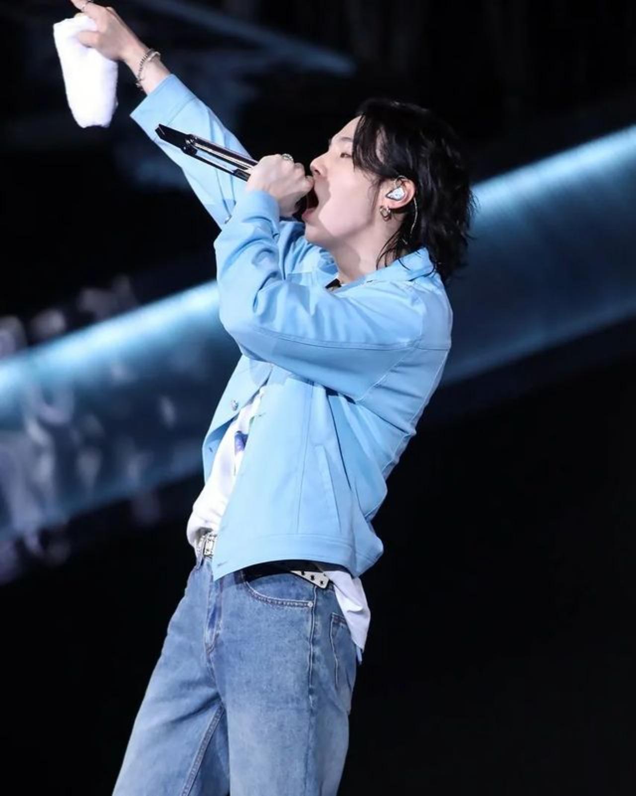 However, we can't resist ourselves from gushing over whenever Suga decides to break the monotony and add a little bit of freshness and vibrance to his style choices - yes, we know Yoongi, you like to pretend you're an aloof loner, but we know the softie you are on the inside - and this blue perfectly exudes that energy